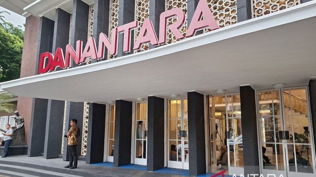 Danantara, lembaga pengelola investasi negara, diproyeksikan sebagai solusi pertumbuhan ekonomi Indonesia, namun potensi korupsi dan masalah transparansi menimbulkan kekhawatiran publik.