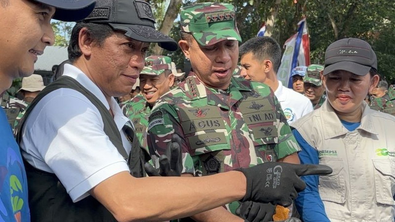 Menteri Lingkungan Hidup dan Panglima TNI bersama-sama membersihkan Pantai Batukaras dalam rangka Hari Peduli Sampah Nasional 2025 untuk mengatasi masalah sampah laut dan mikroplastik.