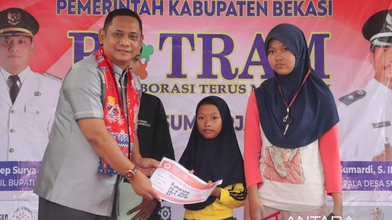 Wakil Bupati Bekasi, Asep Surya Atmaja, membuka layanan publik Botram di Desa Sumberjaya, disambut antusias warga meskipun hujan deras; program ini dinilai efektif tingkatkan akses pelayanan.