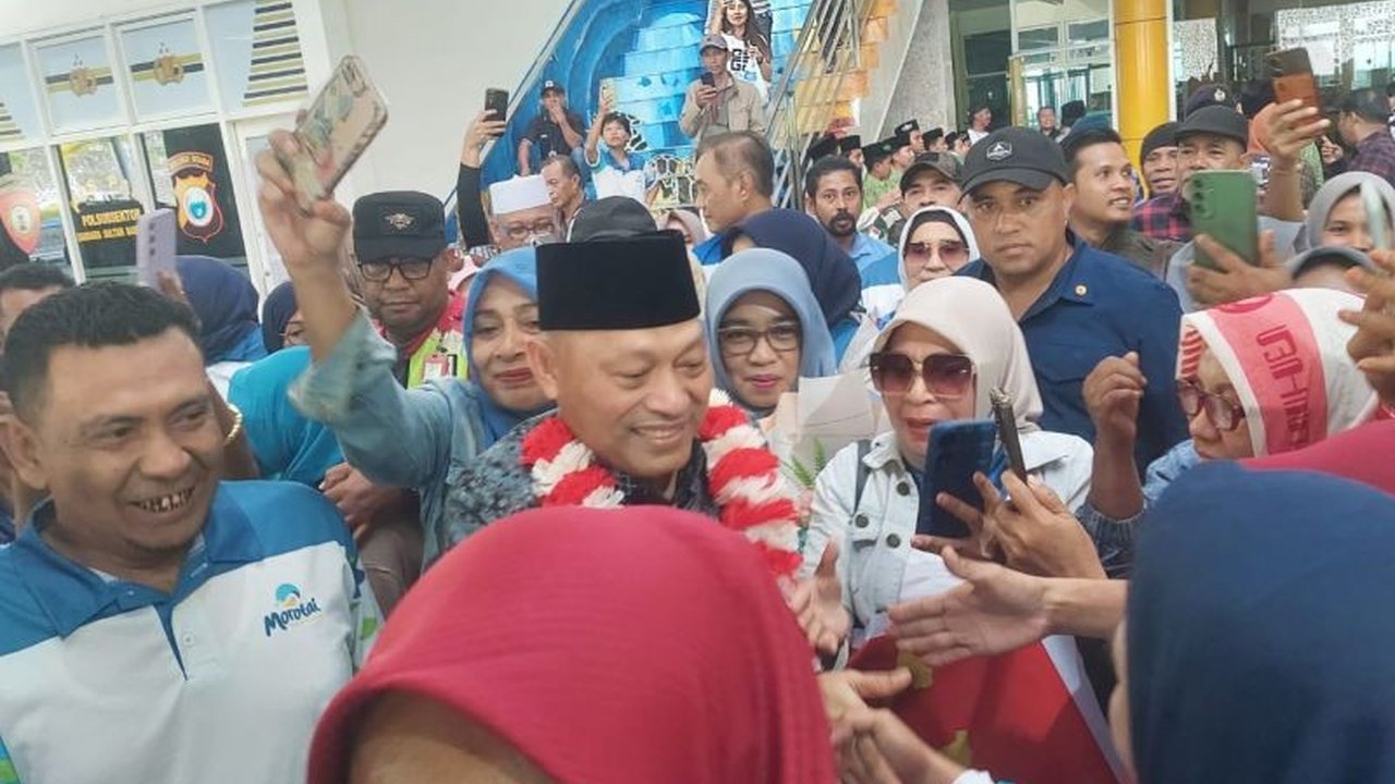 Wakil Gubernur Maluku Utara, Sarbin Sehe, disambut antusias oleh ratusan pendukung setibanya di Ternate, menandai awal kepemimpinannya yang berfokus pada kesejahteraan rakyat melalui program prioritas di bidang ekonomi, pendidikan, dan kesehatan.