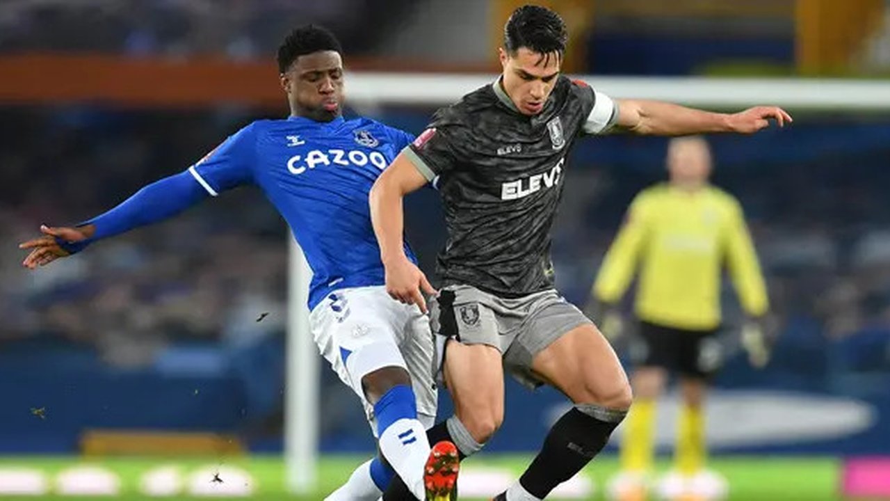 Joey Pelupessy  dalam laga Everton Vs Sheffield Wednesday di Piala FA 2020/2021 (AFP/Paul Ellis)