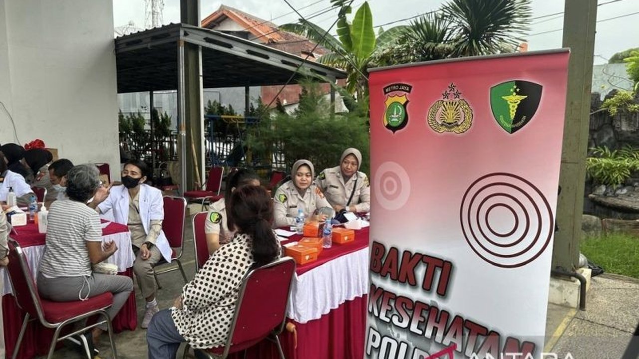 Polda Metro Jaya menggelar pemeriksaan kesehatan gratis di Cengkareng, Jakarta Barat, membantu warga khususnya lansia dan pekerja harian yang terbatas aksesnya terhadap layanan kesehatan.