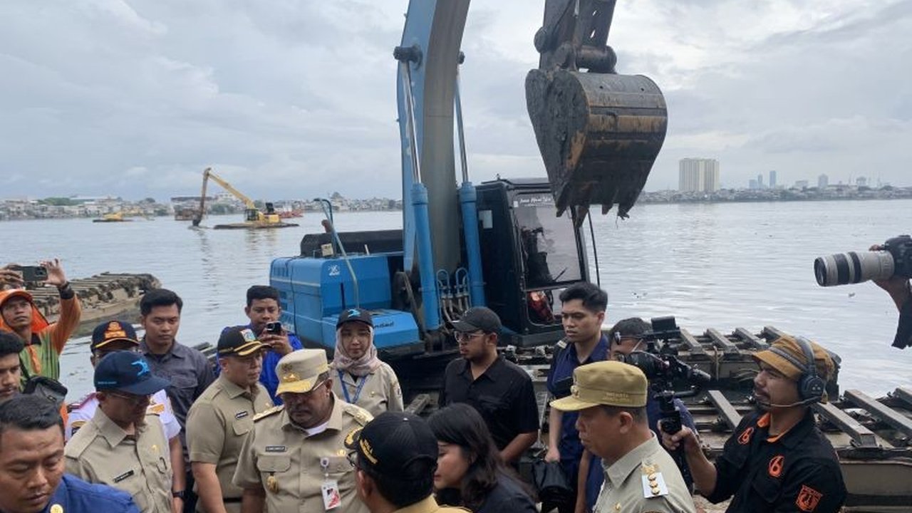 Pemprov DKI Jakarta mengerahkan 1.000 personel untuk mengeruk 13 sungai dan waduk guna mencegah banjir akibat hujan dan pasang laut hingga Agustus 2025 mendatang.