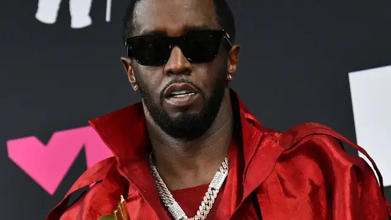 P Diddy dihujani tuntuna dari enam orang lebih penggugat anonim dari tuduhan yang dilakukan sejak tahun 1995 -- 2021. (Dok: ANGELA WEISS / AFP)
