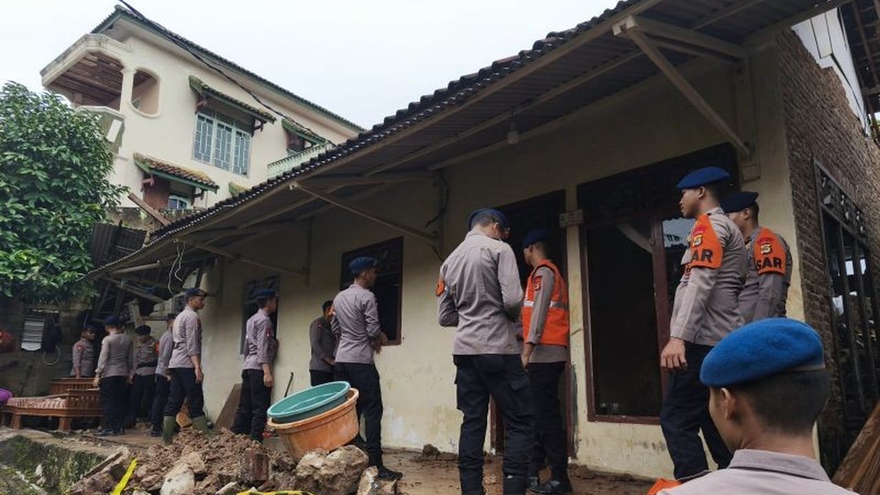 Polda Lampung menjamin keamanan rumah warga yang terdampak banjir di Bandarlampung dengan melakukan patroli rutin siang dan malam serta berkoordinasi dengan aparat setempat.
