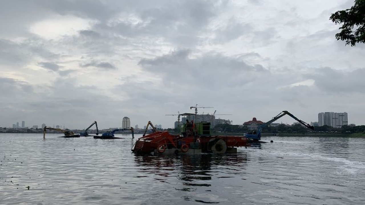 Wagub DKI Jakarta, Rano Karno, menginstruksikan pemasangan alat pelacak pada seluruh alat berat pengendali banjir untuk optimalisasi penanganan banjir di Jakarta.