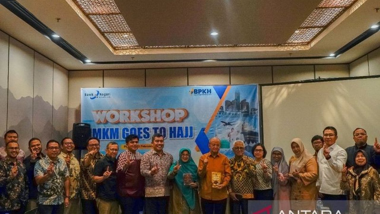 Badan Pengelola Keuangan Haji (BPKH) membantu UMKM Sumatera Barat mengekspor rendang ke Arab Saudi melalui program UMKM Goes to Hajj, membuka peluang pasar global dan peningkatan perekonomian daerah.