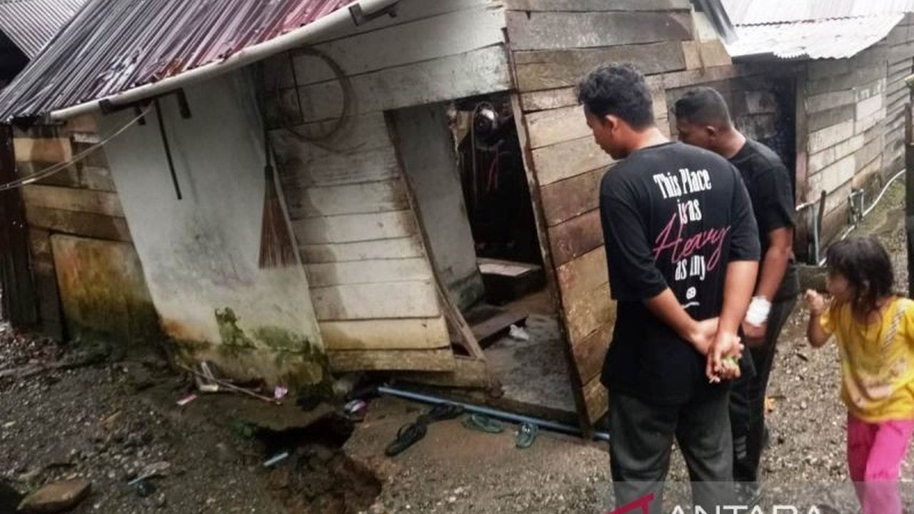 Hujan deras menyebabkan erosi sungai di Aceh Barat, merusak 8 rumah dan membuat 42 warga kehilangan tempat tinggal sementara. BPBD Aceh Barat telah mengerahkan tim untuk melakukan pendataan dan penanganan darurat.