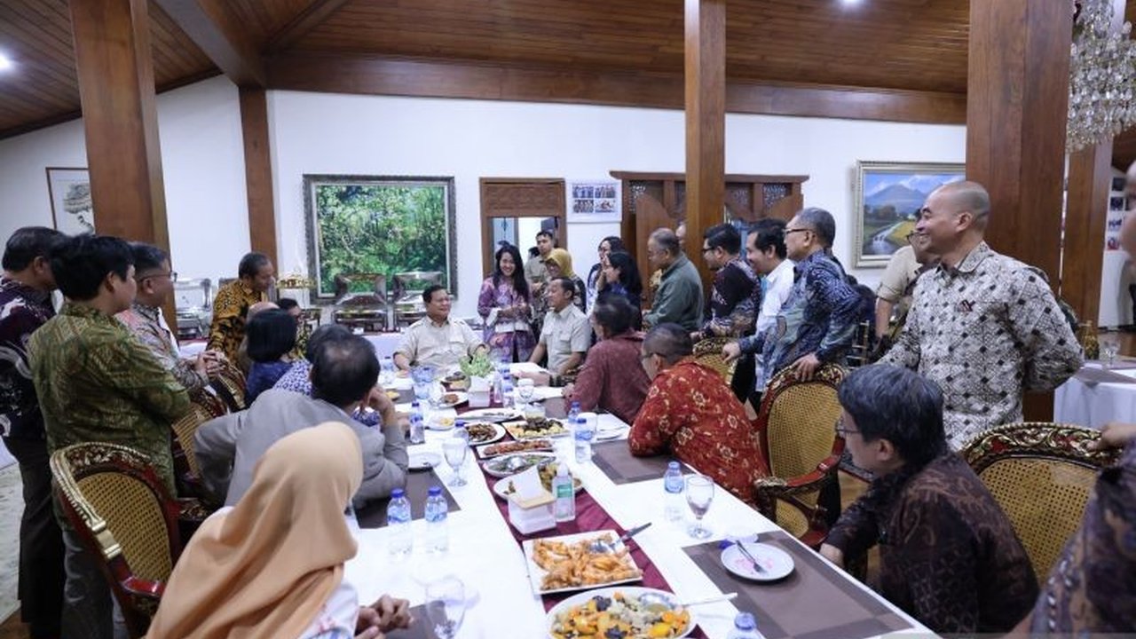 Presiden Prabowo Subianto menggelar diskusi hangat selama enam jam dengan para pemimpin redaksi media dan tokoh senior media di Hambalang, membahas kebijakan strategis pemerintah dan peran media.
