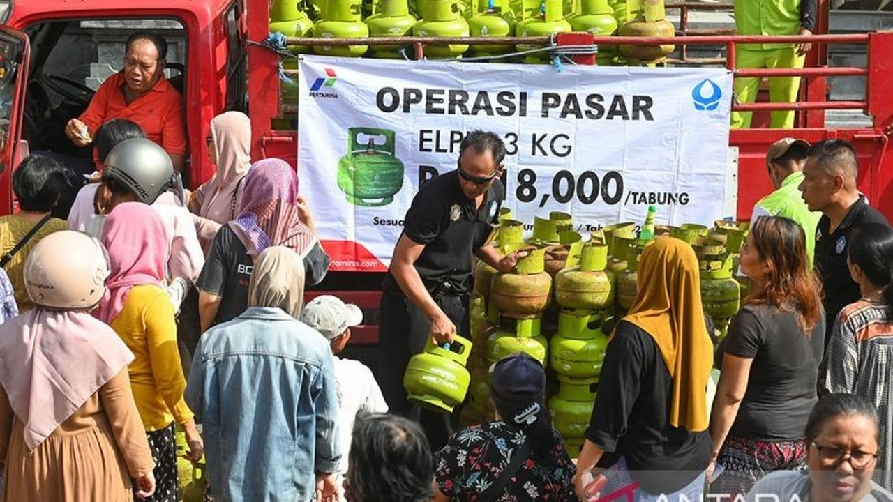 Presiden Prabowo Subianto menerapkan strategi kepemimpinan yang kuat untuk kesejahteraan rakyat Indonesia melalui realokasi anggaran, fokus pada infrastruktur, dan operasi pasar guna mendorong pertumbuhan ekonomi dan mengurangi beban hidup masyarakat.