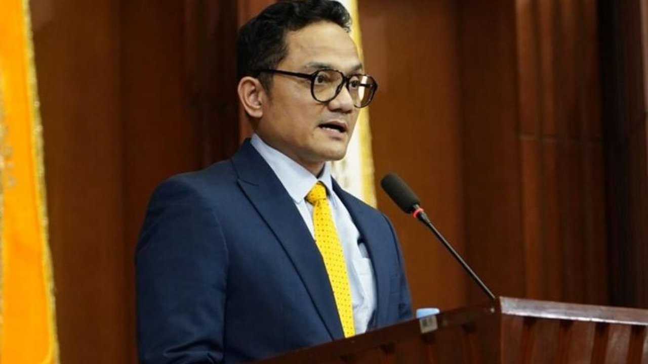 Kepala BPKH, Fadlul Imansyah, berpesan kepada wisudawan UI untuk menjadi pribadi berpengaruh dan berkontribusi nyata bagi kemajuan Indonesia, sejalan dengan penandatanganan MoU antara BPKH dan UI.