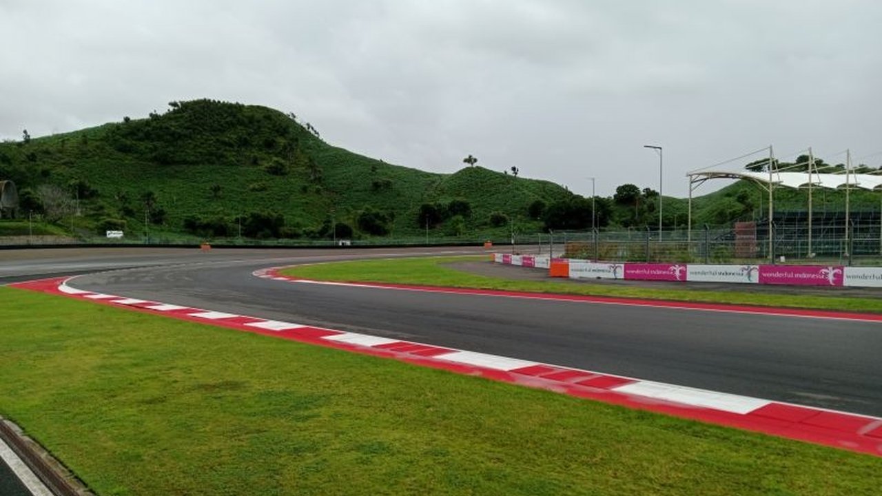 Penjualan tiket MotoGP Mandalika 2025 kategori premium telah habis terjual, menunjukkan antusiasme tinggi masyarakat Indonesia terhadap ajang balap motor dunia tersebut.