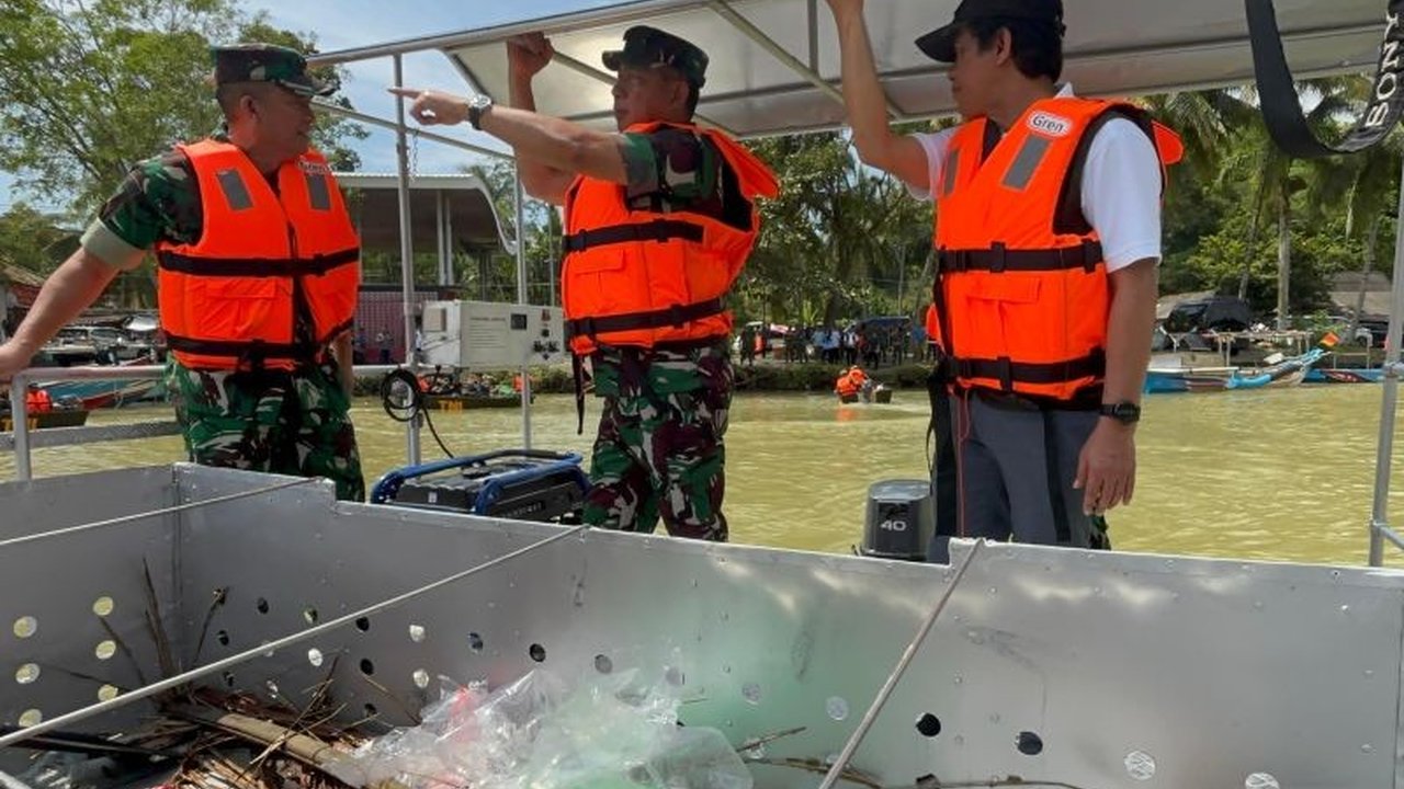 KLH dan TNI berkolaborasi menangani masalah sampah di sungai-sungai krusial seperti Citarum, Cisadane, dan Ciliwung, dengan memanfaatkan inovasi perahu pengangkut sampah.