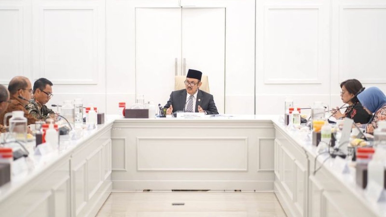Menteri PPN/Kepala Bappenas, Rachmat Pambudy, menekankan peran krusial logistik dalam pembangunan ekonomi Indonesia dan mendorong PT Pos Indonesia untuk memperluas jangkauan layanannya.