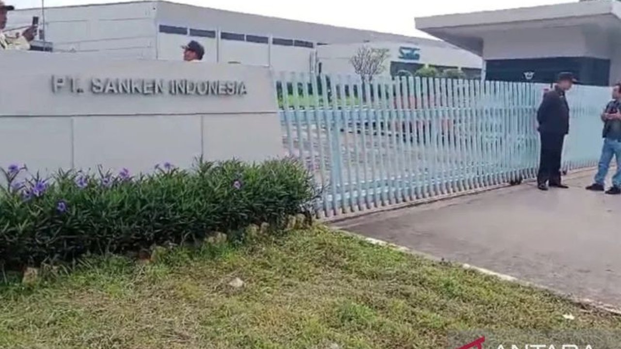 Disnaker Kabupaten Bekasi mengawal nasib 400 pekerja PT Sanken Indonesia yang terancam PHK pada Juni 2025 akibat penutupan pabrik, memastikan pemenuhan hak-hak pekerja.