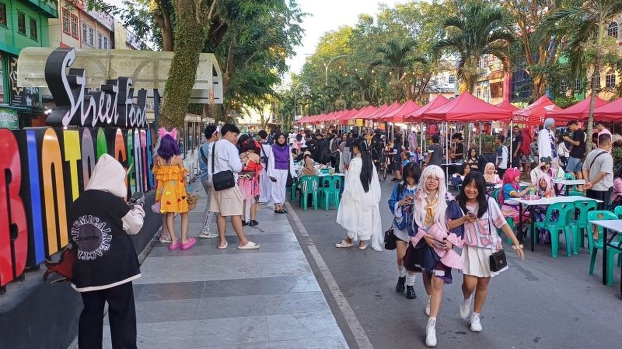 Disbudpar Tanjungpinang sukses menggelar bazar UMKM kreatif setiap akhir pekan di Bintan Center, memadukan kuliner dengan pertunjukan cosplay dan musik untuk meningkatkan ekonomi lokal.