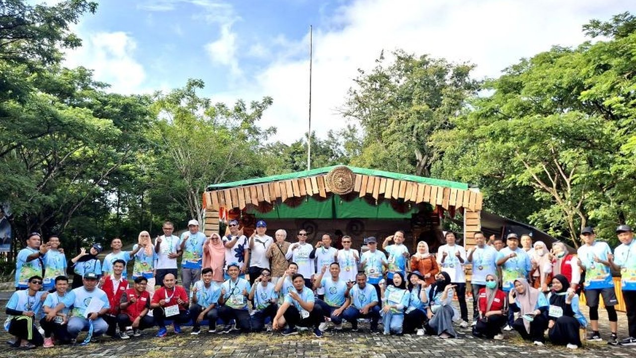 Puluhan peserta di Gorontalo ikuti kegiatan plogging dalam rangka HPSN 2025, menggabungkan olahraga lari dengan aksi pungut sampah untuk menjaga kebersihan lingkungan.
