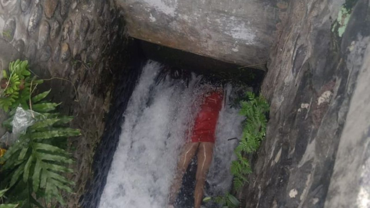 Penemuan mayat perempuan, Sanimah (35), di Bendungan Pringgasela, Lombok Timur, menggegerkan warga dan tengah diselidiki oleh pihak kepolisian.