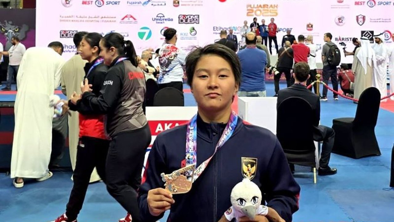 Zaskia Putri Salurante, atlet karate PPLP Gorontalo berusia 15 tahun, mengharumkan nama Indonesia dengan meraih medali emas pada kejuaraan World Karate Federation Youth League di UEA.