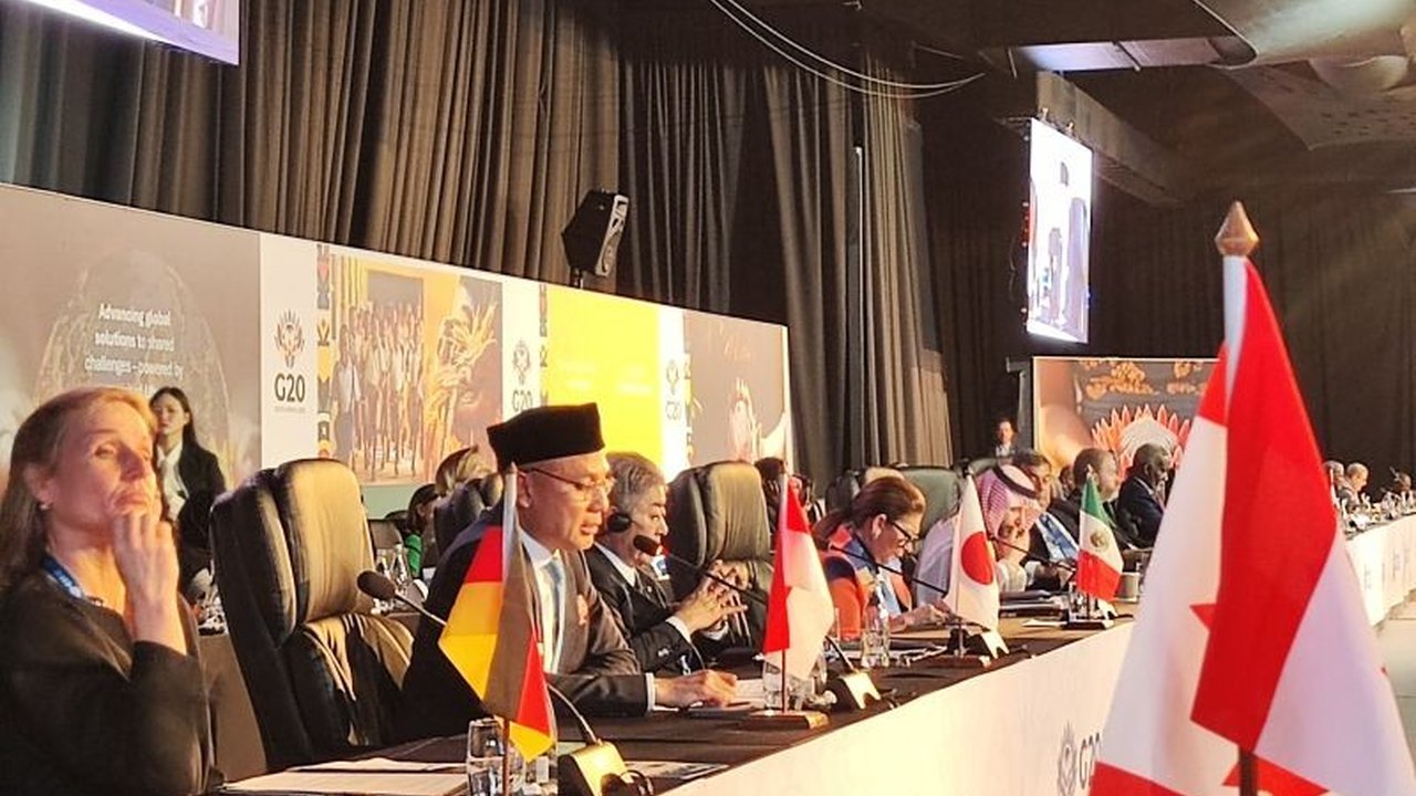 Wakil Menteri Luar Negeri Indonesia, Arrmanatha Nasir, mendesak negara-negara G20 untuk mengambil tindakan nyata dan membuat strategi kolektif dalam menghadapi tantangan global yang kompleks, termasuk krisis ekonomi dan perubahan iklim.