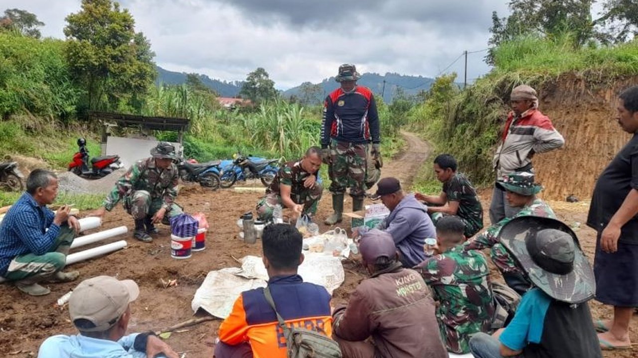 TNI bersama warga Kabupaten Agam, Sumatera Barat, bahu-membahu sukseskan Program TMMD Ke-123 dengan fokus pemadatan jalan sepanjang 2,8 kilometer di Jorong Pahambatan.