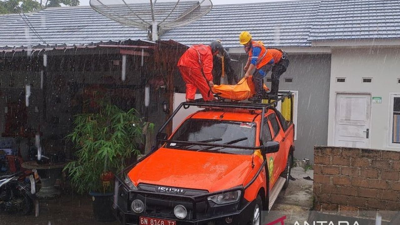 Tim SAR Pangkalpinang berhasil mengevakuasi korban yang meninggal dunia akibat tersengat listrik saat memperbaiki atap rumah di Perumahan Damai Lestari, Bangka Tengah.