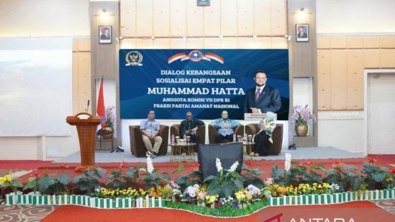 Anggota Komisi VII DPR RI, Muhammad Hatta, menekankan pentingnya penerapan nilai-nilai Pancasila, NKRI, Bhinneka Tunggal Ika, dan UUD 1945 dalam kehidupan sehari-hari untuk menjaga kerukunan dan keutuhan bangsa.