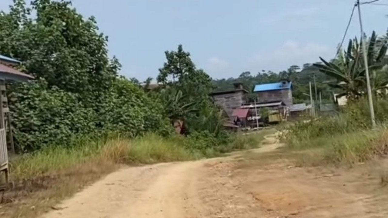 Dinas Pemberdayaan Masyarakat dan Pemerintahan Desa Kaltim menargetkan peningkatan status empat desa tertinggal di Kutai Barat menjadi desa berkembang pada tahun ini melalui intervensi pada Indeks Desa Membangun (IDM).