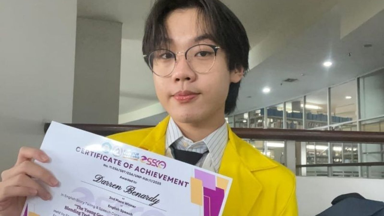 Mahasiswa Terapi Okupasi UI, Darren Benardy, menjuarai lomba pidato berbahasa Inggris dengan solusi 3D (Decarbonize, Digitalize, Decentralize) untuk mengatasi perubahan iklim.