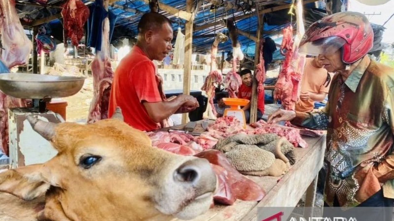 Pemerintah Kabupaten Aceh Barat menetapkan Pasar Bina Usaha Meulaboh sebagai lokasi penjualan daging Meugang untuk memudahkan masyarakat dan memastikan daging yang dijual segar dan sehat.