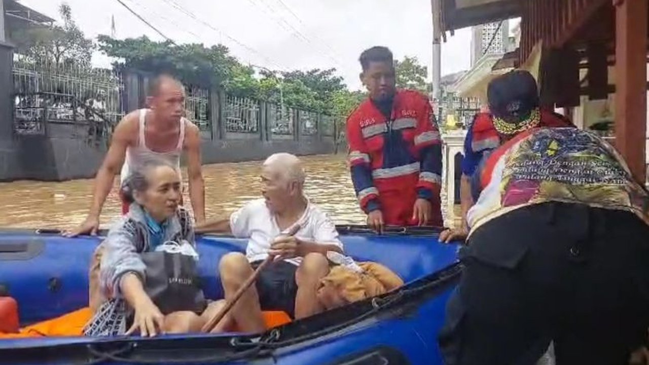 Damkar Kota Jambi berhasil mengevakuasi 12 warga yang terjebak banjir di 18 titik lokasi, termasuk lansia dan balita; warga diimbau waspada bahaya listrik dan hewan melata.