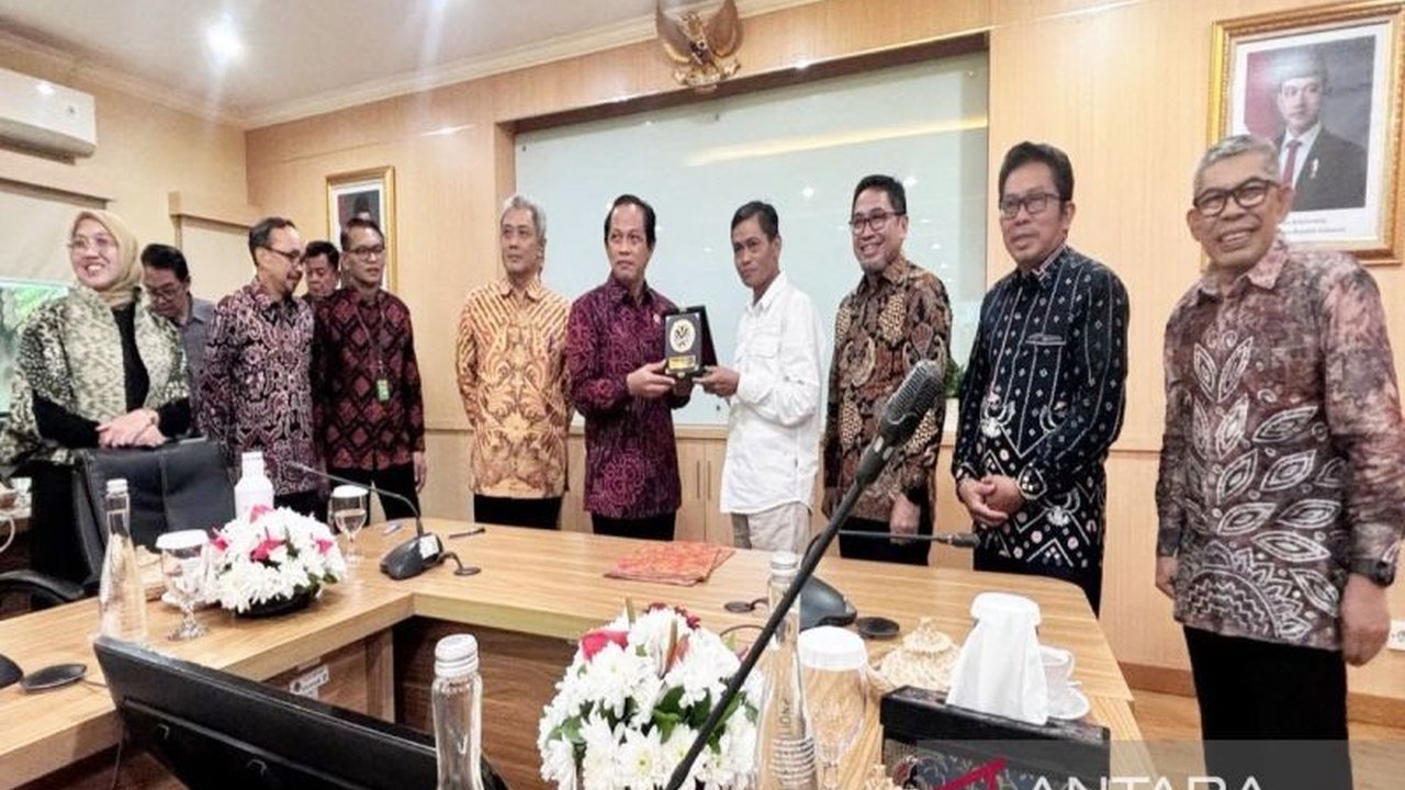 Universitas Lambung Mangkurat (ULM) dan Kementerian Lingkungan Hidup (KLH) resmi bekerja sama mengawal ekosistem lahan basah Kalimantan Selatan yang rawan degradasi lingkungan, melalui pendidikan, penelitian, dan pengabdian masyarakat.