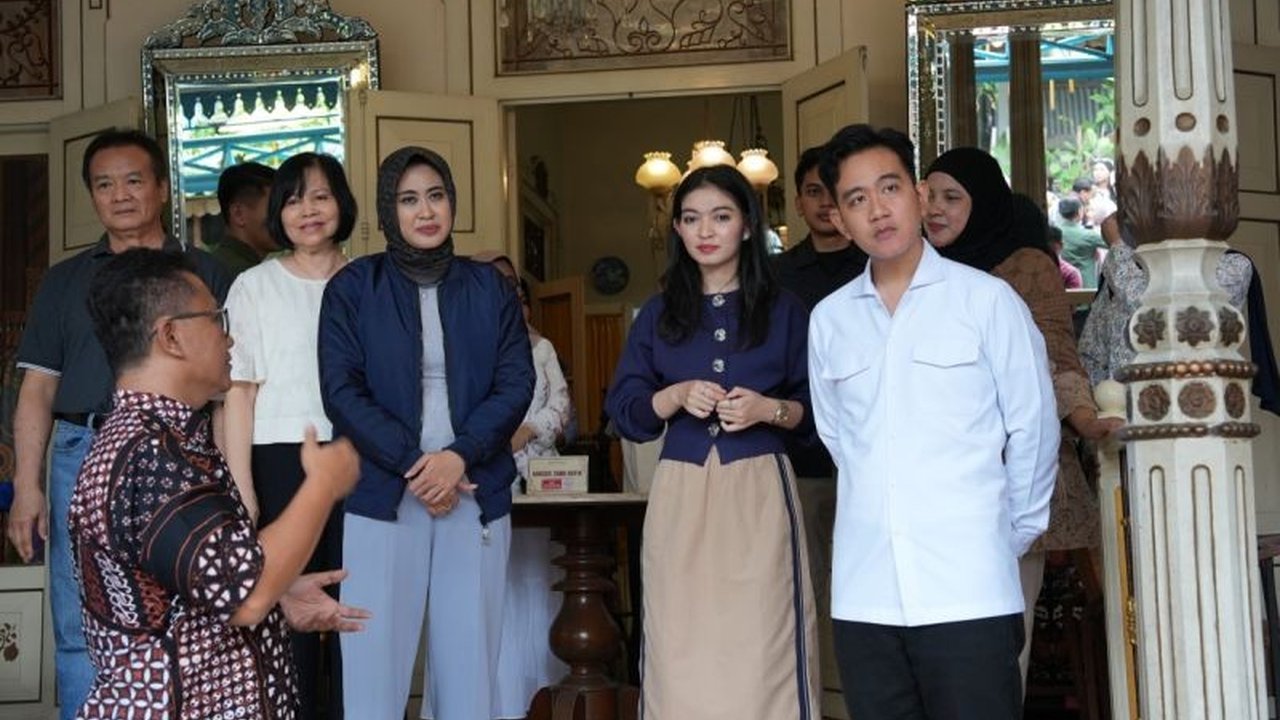 Wakil Presiden Gibran Rakabuming Raka mengunjungi Kampung Batik Kauman Solo dan menekankan pentingnya pemberdayaan ekonomi lokal melalui pelestarian budaya batik, mendorong inovasi dan sinergi untuk kesejahteraan perajin.