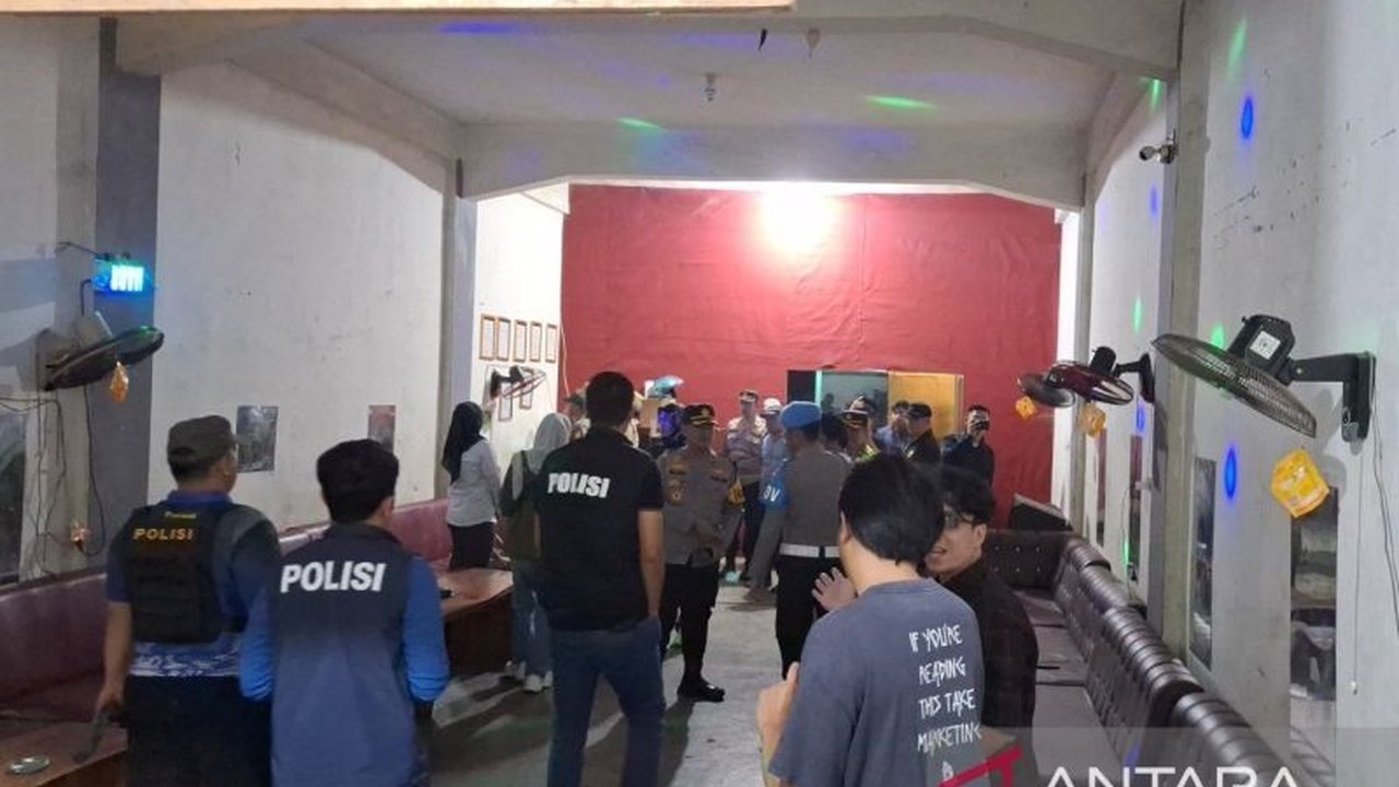 Polres OKU bersama BNN Kabupaten OKU Timur menggelar razia gabungan di tempat hiburan malam dalam Operasi Pekat Musi 2025 untuk menjaga kondusivitas wilayah menjelang Ramadan.