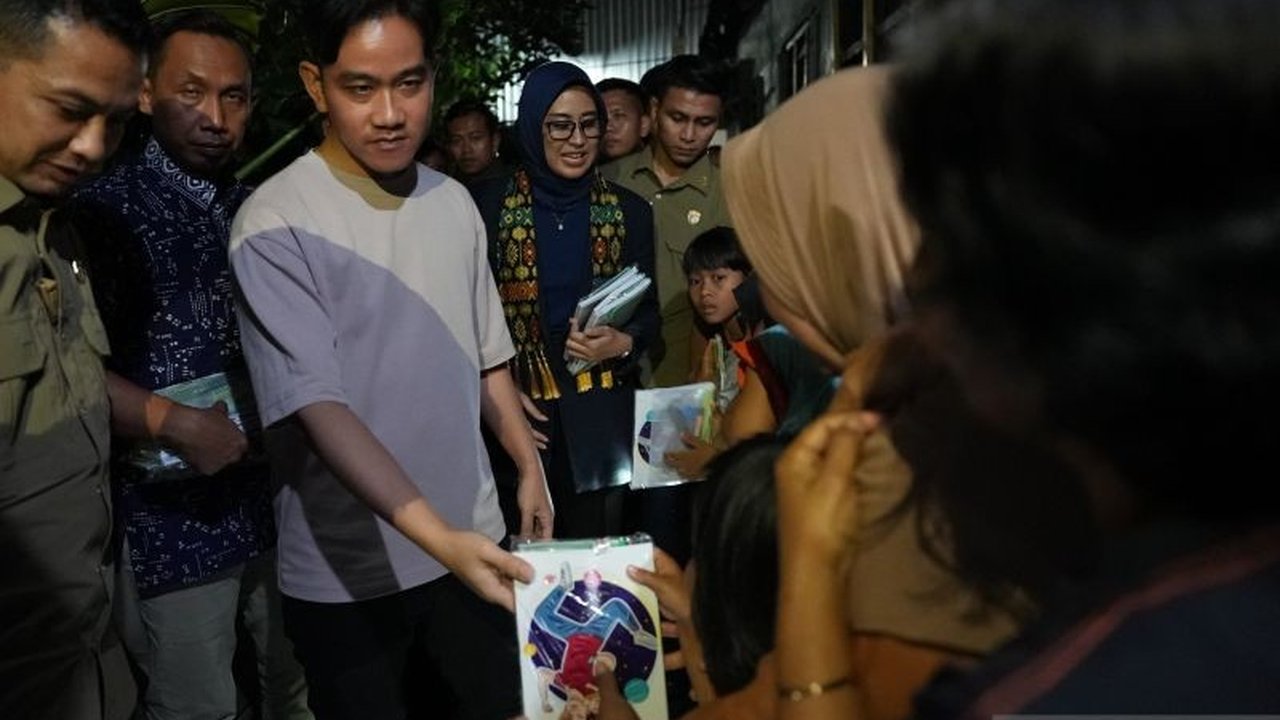 Wakil Presiden Gibran Rakabuming Raka menampung aspirasi warga di kampung padat penduduk Surakarta, mengunjungi Kelurahan Kedunglumbu dan Sangkrah untuk berinteraksi langsung dan memahami permasalahan warga.
