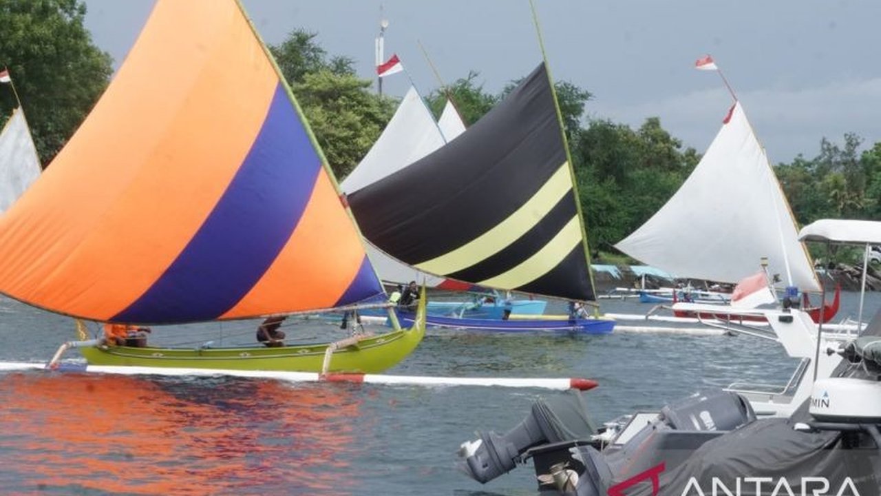 Masyarakat Gilimanuk, Jembrana, sukses promosikan pariwisata lewat lomba perahu layar, menarik perhatian wisatawan dan pejabat setempat.