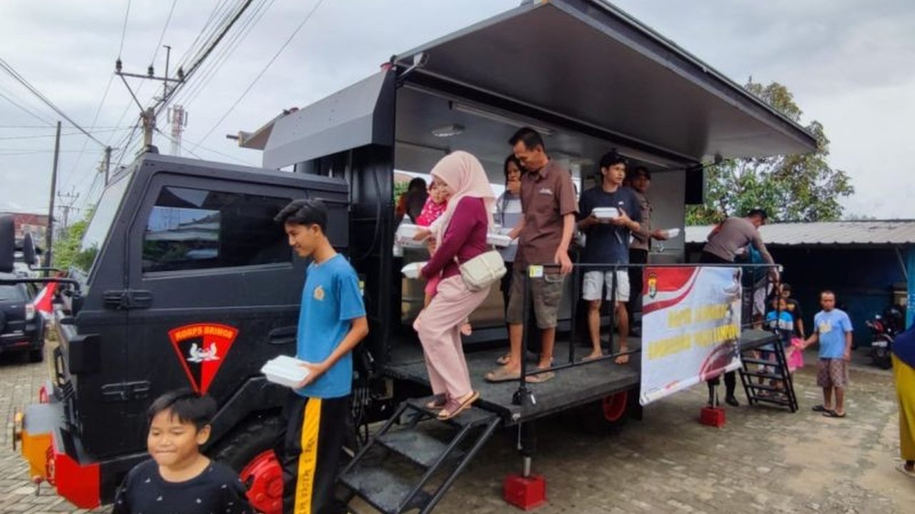 Satuan Brimob Polda Lampung mendirikan dapur lapangan dan membantu evakuasi warga terdampak banjir di sembilan kecamatan Bandarlampung akibat hujan deras pada 21-22 Februari 2024.