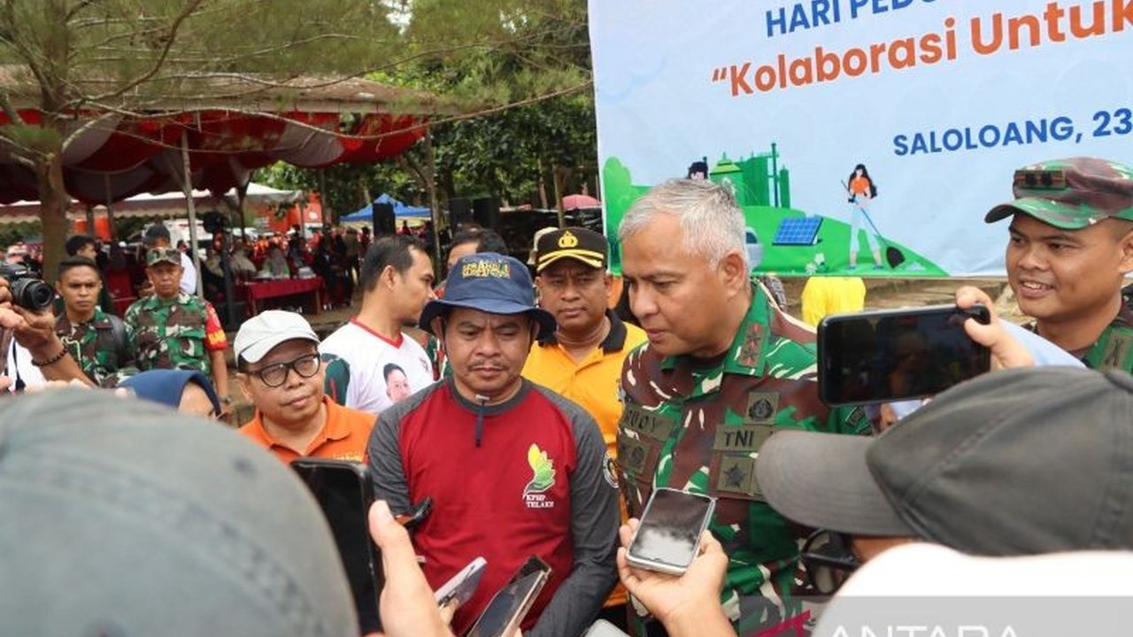 Pangdam VI/Mulawarman memimpin aksi bersih-bersih pantai di Penajam Paser Utara, Kalimantan Timur, dalam rangka Hari Peduli Sampah Nasional (HPSN) 2025, berhasil mengumpulkan 763,6 kg sampah.