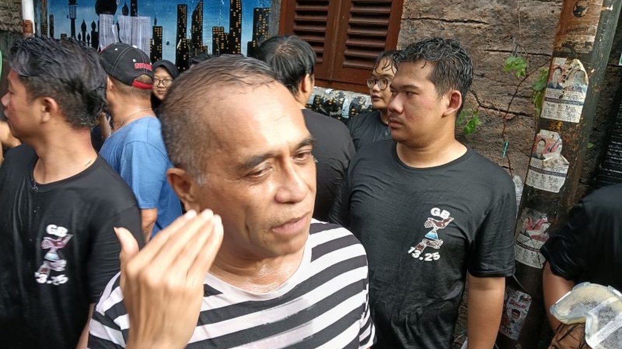 Anggota Komisi VII DPR RI, Samuel Wattimena, turut berpartisipasi dalam Gebyuran Bustaman di Semarang, tradisi unik perang air yang menyimbolkan penyucian diri sebelum Ramadan.