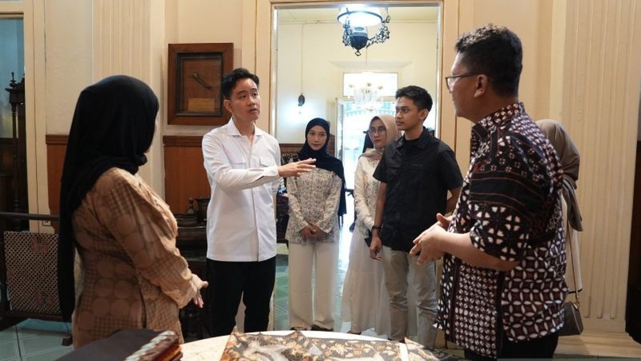 Wakil Presiden Gibran Rakabuming Raka mengunjungi Kampung Batik Kauman di Surakarta, Jawa Tengah, untuk memastikan dukungan pemerintah dalam melestarikan batik dan meningkatkan kesejahteraan perajin.