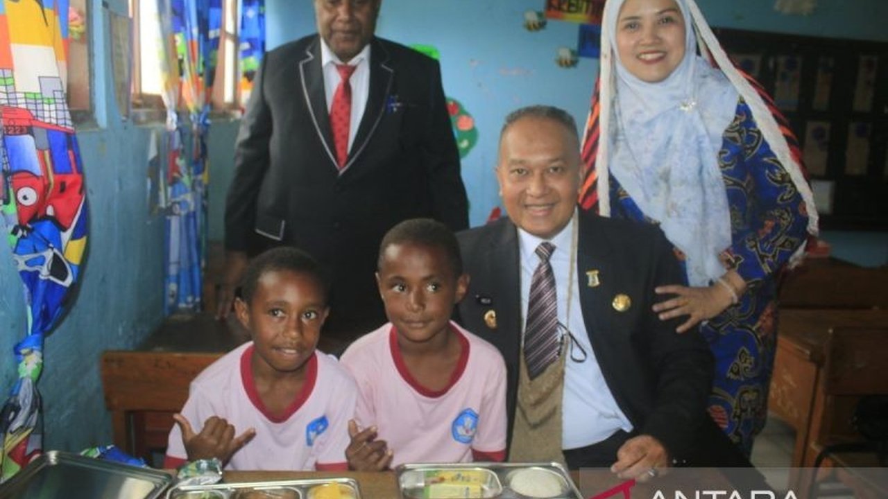 Pemerintah Provinsi Papua Pegunungan meningkatkan program Makan Bergizi Gratis (MBG) bagi 210 siswa SD Inpres Kulitarek, Wamena, dengan alokasi Rp30.000 per porsi,  untuk meningkatkan kualitas hidup dan kecerdasan generasi muda Papua Pegunungan.
