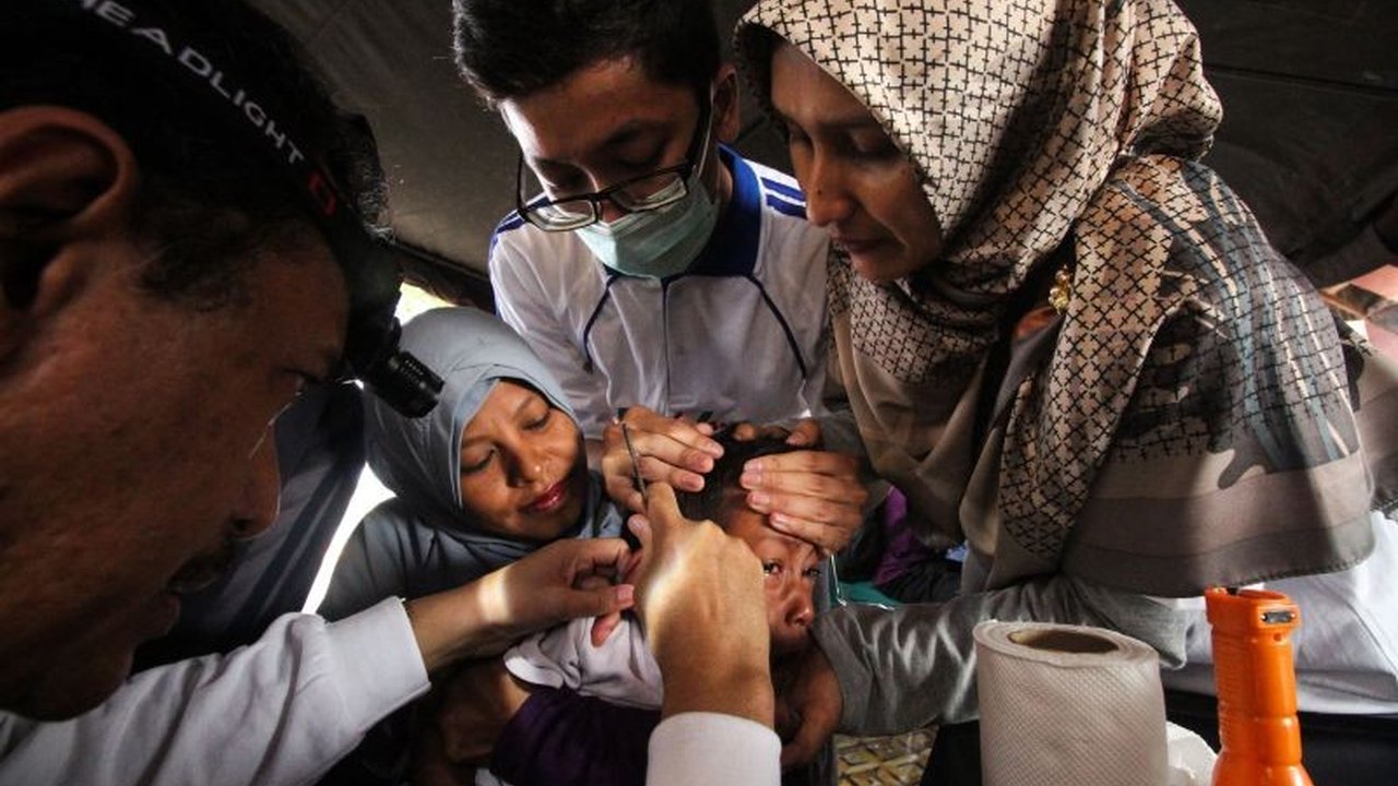 Otitis media efusi, infeksi telinga luar, masalah telinga dalam bawaan lahir, dan infeksi virus jadi beberapa penyebab gangguan pendengaran pada anak yang perlu diwaspadai orang tua.