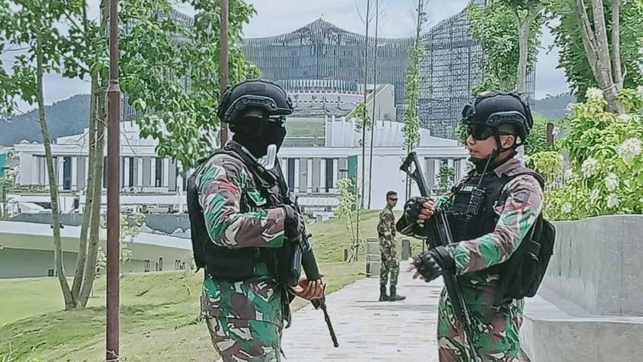 Seratus prajurit Kodam VI/Mulawarman disiagakan untuk mengamankan Ibu Kota Nusantara (IKN) di Penajam Paser Utara, Kalimantan Timur, dengan pengamanan fisik dan non-fisik untuk menjamin pembangunan berjalan lancar.
