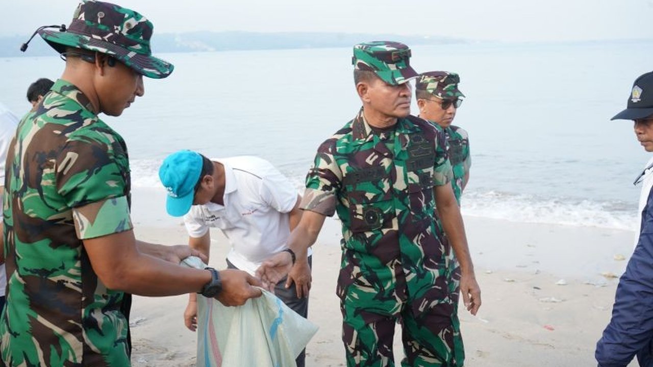 Pangdam IX/Udayana pimpin aksi bersih pantai di Kedonganan, Badung, dalam rangka Hari Peduli Sampah Nasional 2025, mengajak masyarakat menjaga kebersihan untuk Bali yang lestari.