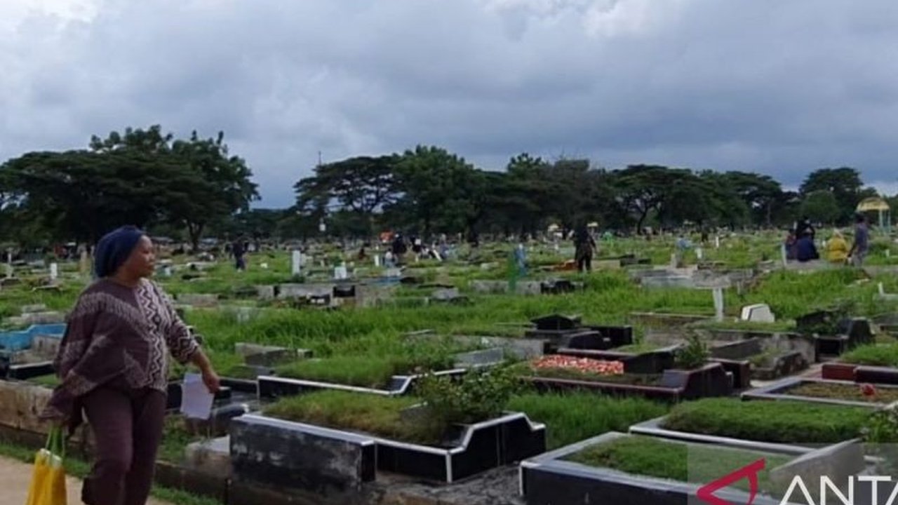 Ribuan warga Jakarta memadati TPU Semper untuk berziarah, memanfaatkan libur panjang jelang bulan Ramadhan sebagai momen mempererat silaturahmi dan mengingat kematian.
