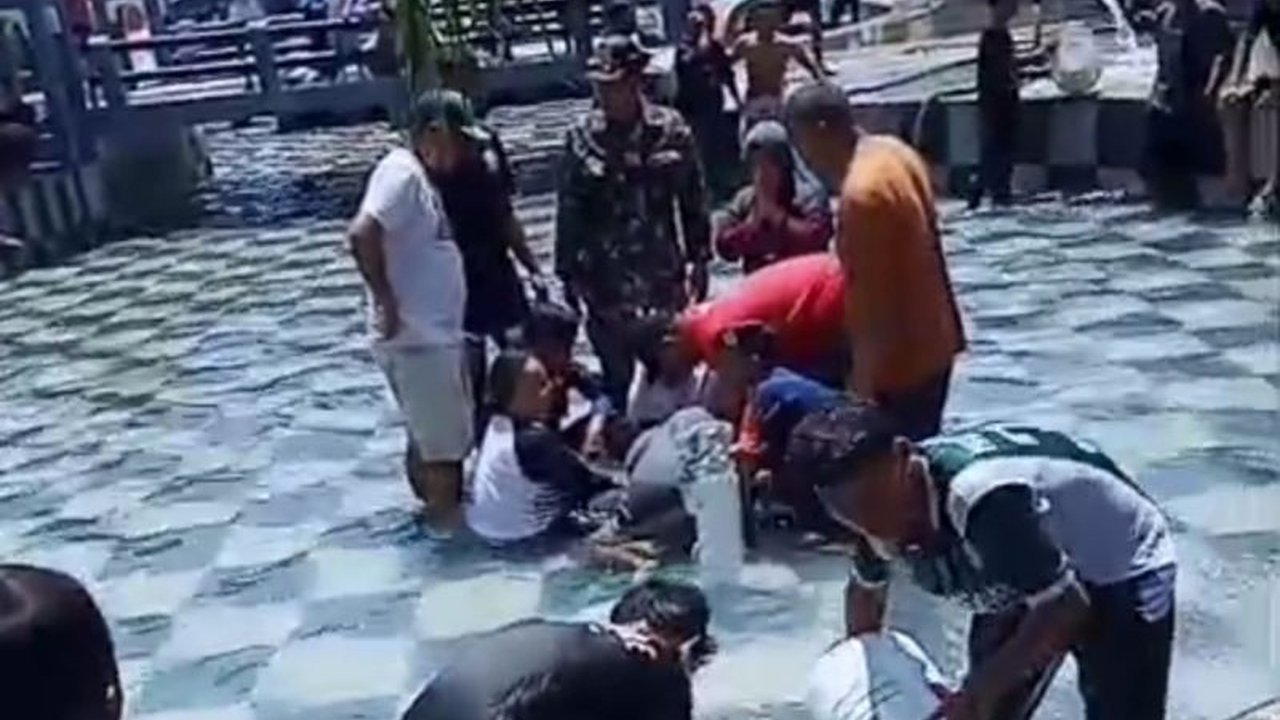 Bagja Nurjaman (6), tewas tersedot saluran pembuangan kolam renang di Garut; polisi selidiki penyebab tragedi yang menggemparkan ini.