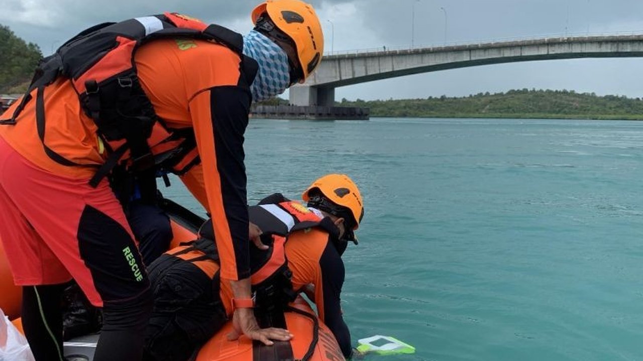 Tim SAR Kepri melakukan operasi pencarian seorang pria berusia 20 tahun yang diduga melompat dari Jembatan 4 Barelang di Batam pada Minggu dini hari, namun hingga kini belum membuahkan hasil.