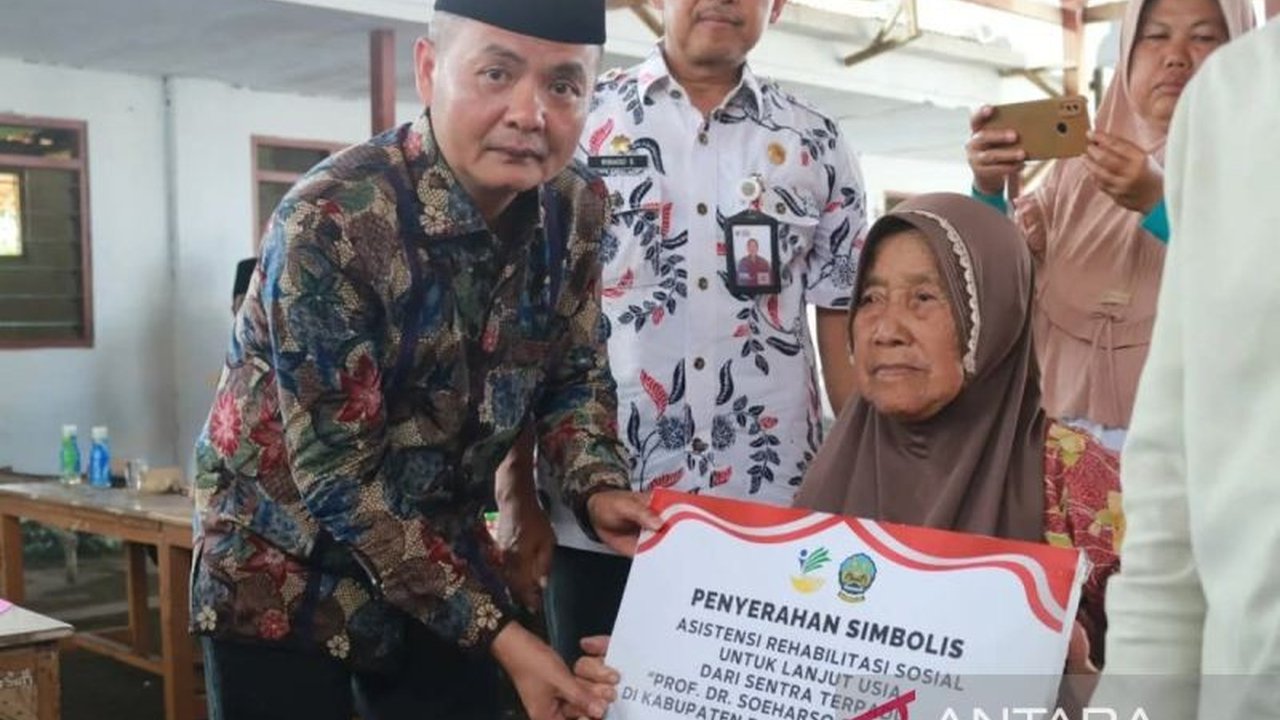 Pemkab Bangkalan salurkan bantuan Rp200.000 per KPM kepada 836 keluarga melalui program Jaring Pengaman Sosial (JPS) untuk mengurangi angka kemiskinan yang mencapai 18,66 persen di tahun 2024.