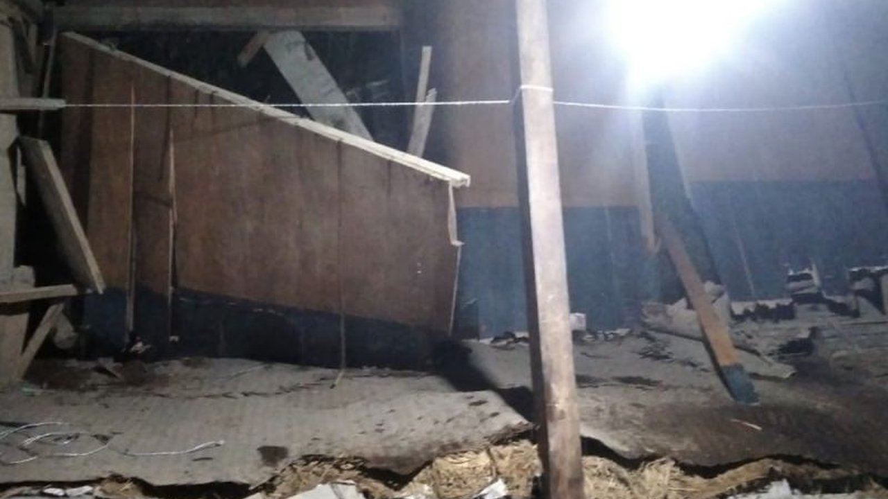 Tanah longsor di Boyolali mengakibatkan kerusakan 11 rumah, 4 jiwa mengungsi, dan jalur Solo-Selo-Borobudur terputus total.