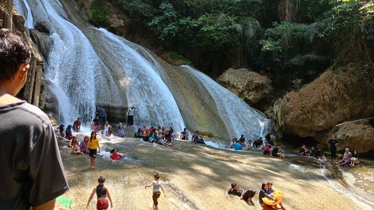 Jelang Ramadhan, Taman Wisata Alam Bantimurung di Maros, Sulawesi Selatan, dipadati pengunjung hingga tiga kali lipat dari biasanya, menawarkan keindahan alam dan kuliner lokal.
